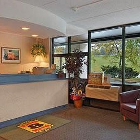 Super 8 By Wyndham White River Junction Hotel Interior photo