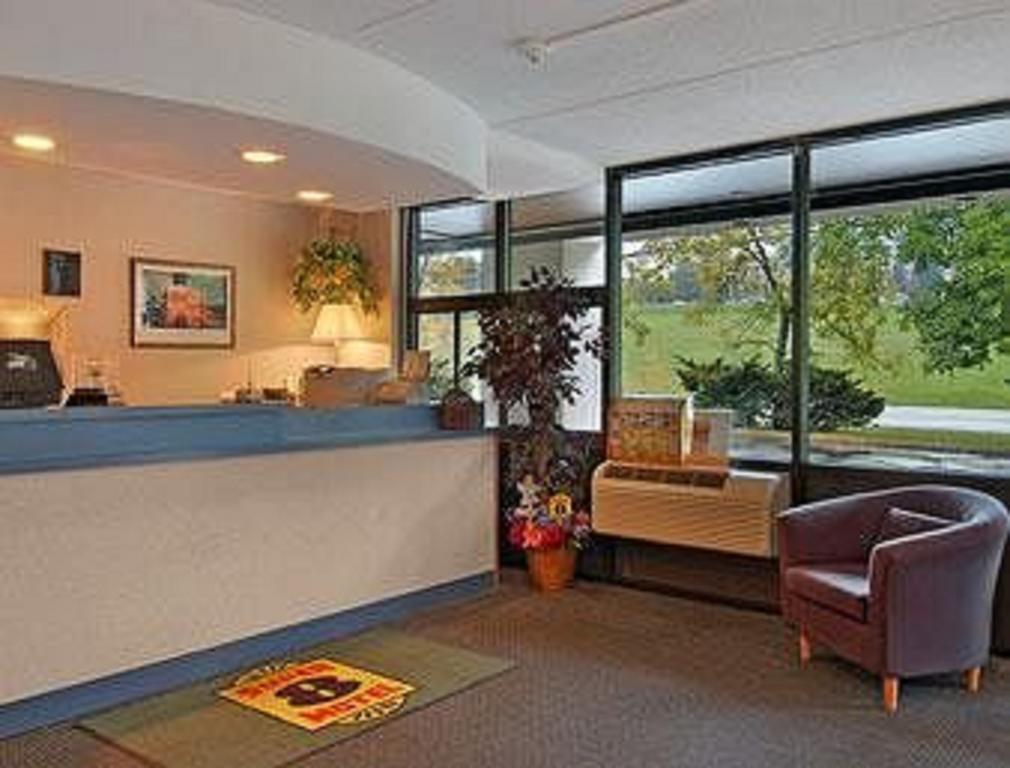 Super 8 By Wyndham White River Junction Hotel Interior photo